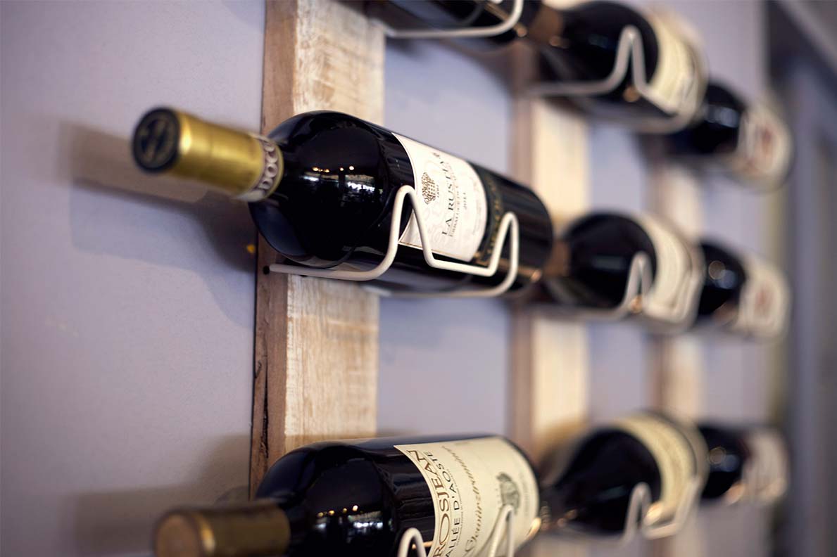 Une cave soigneusement composée, entre grands crus et découvertes du terroir Bouteilles de vin exposées dans la cave du restaurant La Suite à Bourges