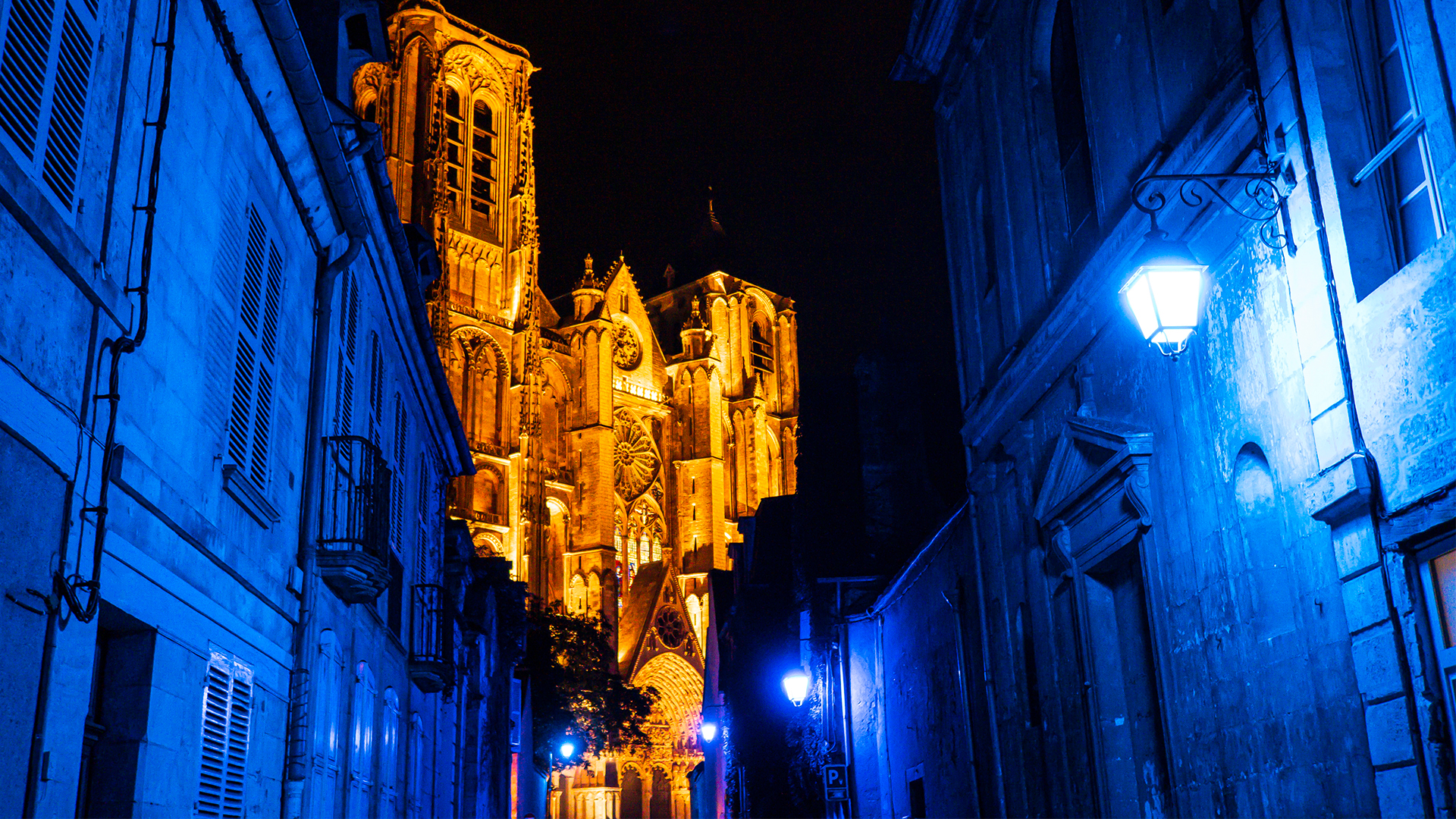 Cathédrale de Bourges la nuit avec les lumières bleu