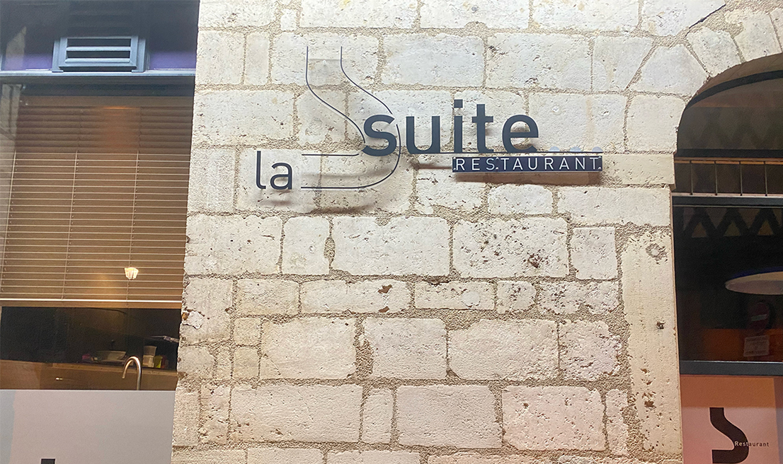 Façade du restaurant La Suite à Bourges avec enseigne murale Façade du restaurant La Suite à Bourges avec enseigne murale