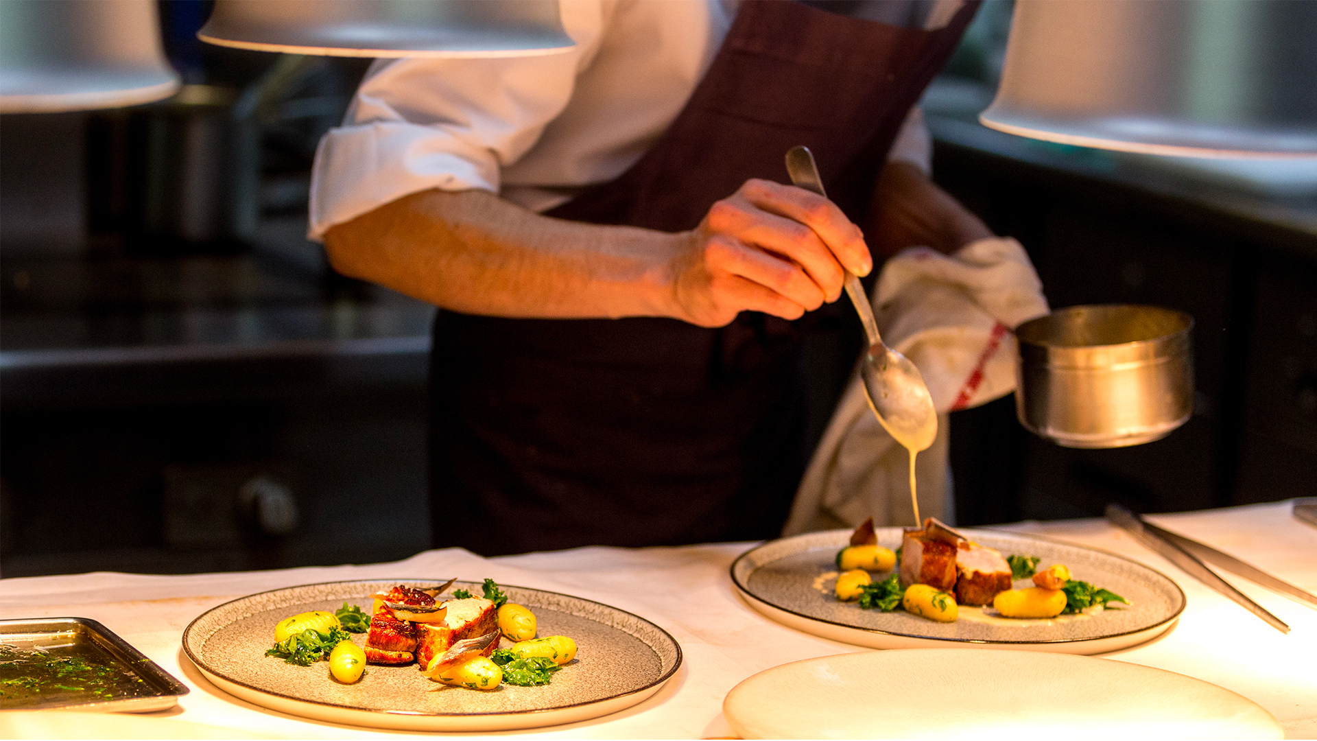 Dressage d’assiettes gastronomiques en cuisine au restaurant La Suite à Bourges