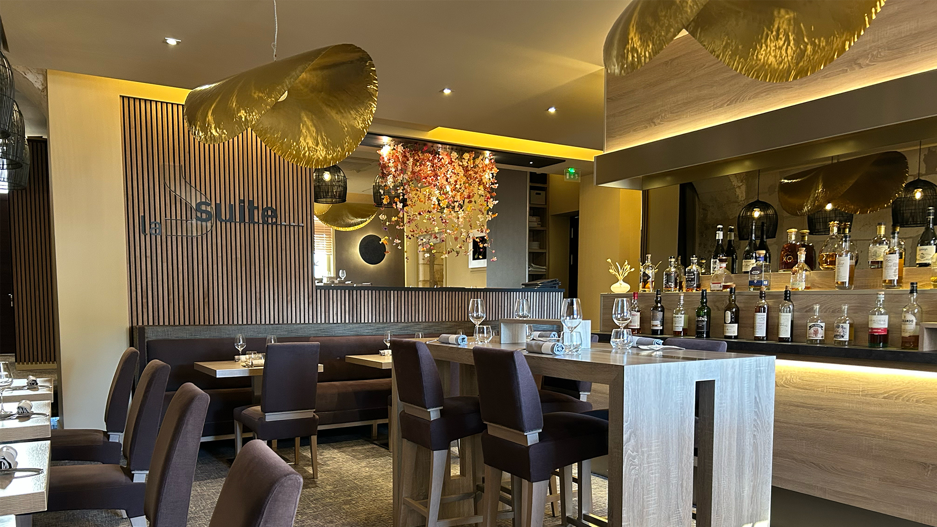 Salle du restaurant La Suite à Bourges avec bar élégant et ambiance contemporaine