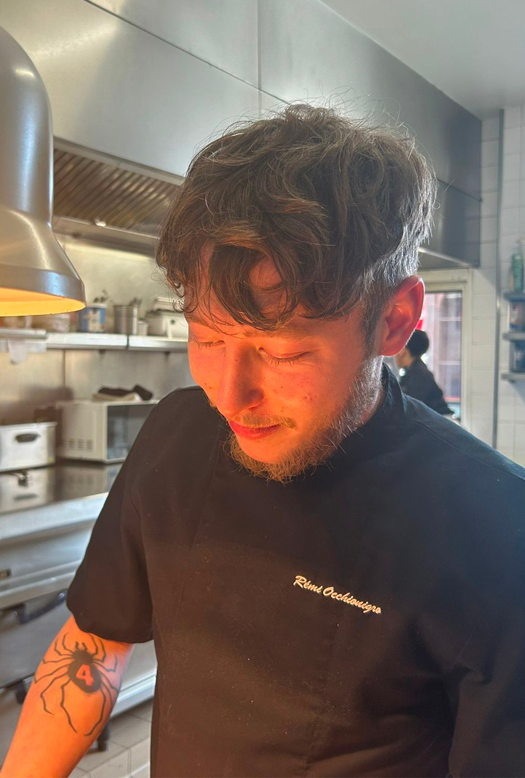 Le chef Rémi Occhionigro en train de dresser une assiette gastronomique au restaurant La Suite à Bourges – Dressage d’un plat raffiné à La Suite, restaurant à Bourges