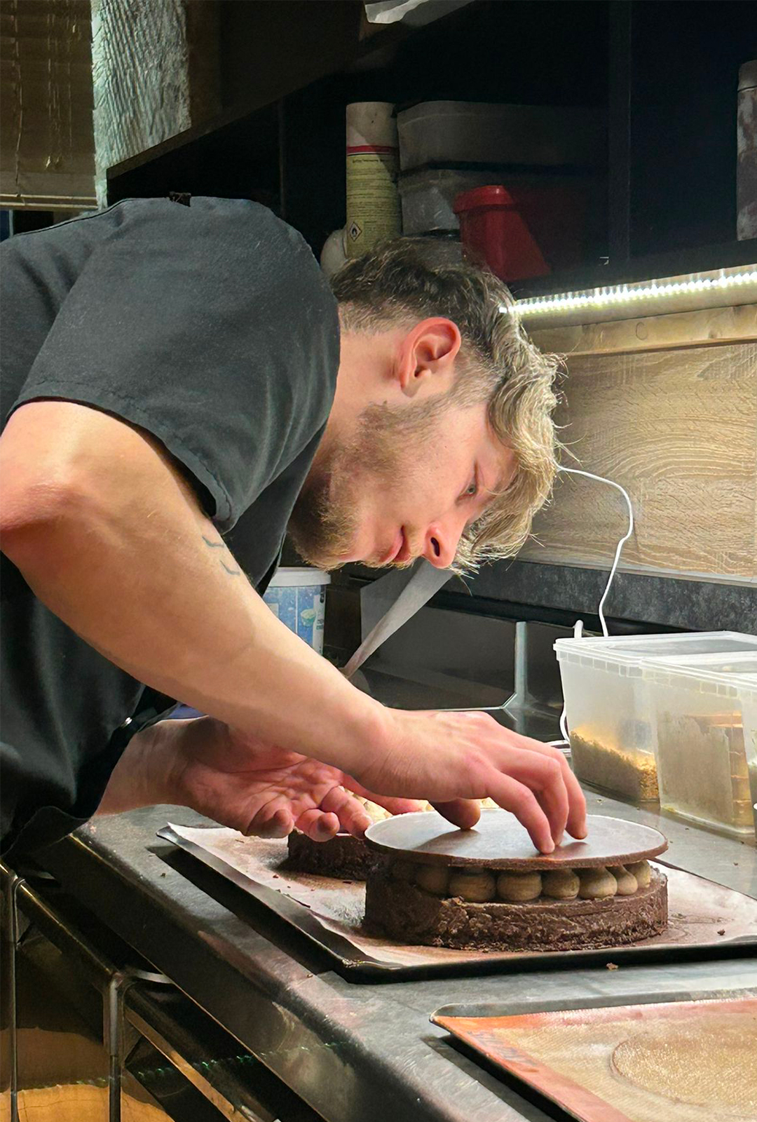 Le chef Rémi Occhionigro en train de faire une patisserie gastronomique au restaurant La Suite à Bourges – Dressage d’un plat raffiné à La Suite, restaurant à Bourges