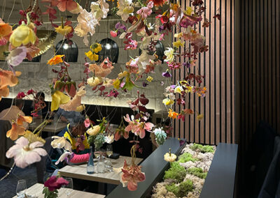 Suspension florale artistique au restaurant La Suite à Bourges