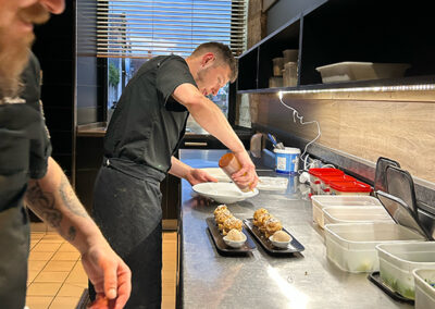 Chef en cuisine préparant un plat gastronomique au restaurant La Suite à Bourges