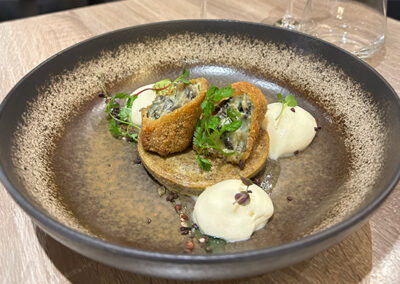 Gromesquis d’escargots et espuma d’ail fumé - plat raffiné du restaurant La Suite à Bourges