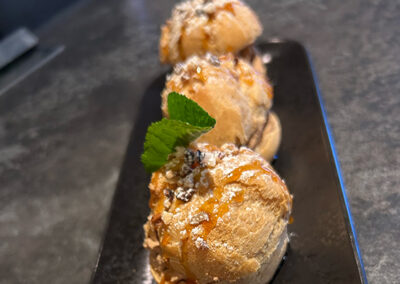 Petits choux façon Paris-Brest, quenelle glacée noisette