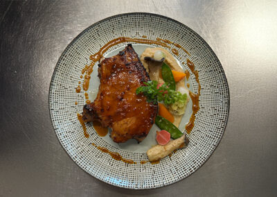 ôte de cochon fermiére laquée au sirop d'érable, Mousseline de panais torrifié et jeunes légumes