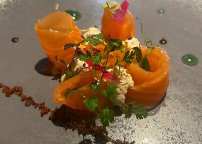 Restaurant La Suite à Bourges - Gravlax de saumon Pouce d'herbes folles condiment et citron noire